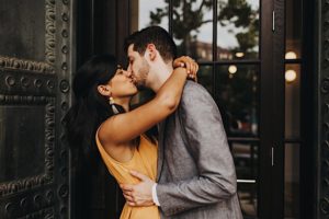 couple kiss in Washington DC doorway