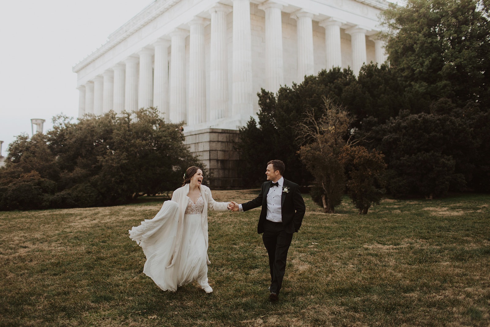 Couple elopes at Lincoln Memorial