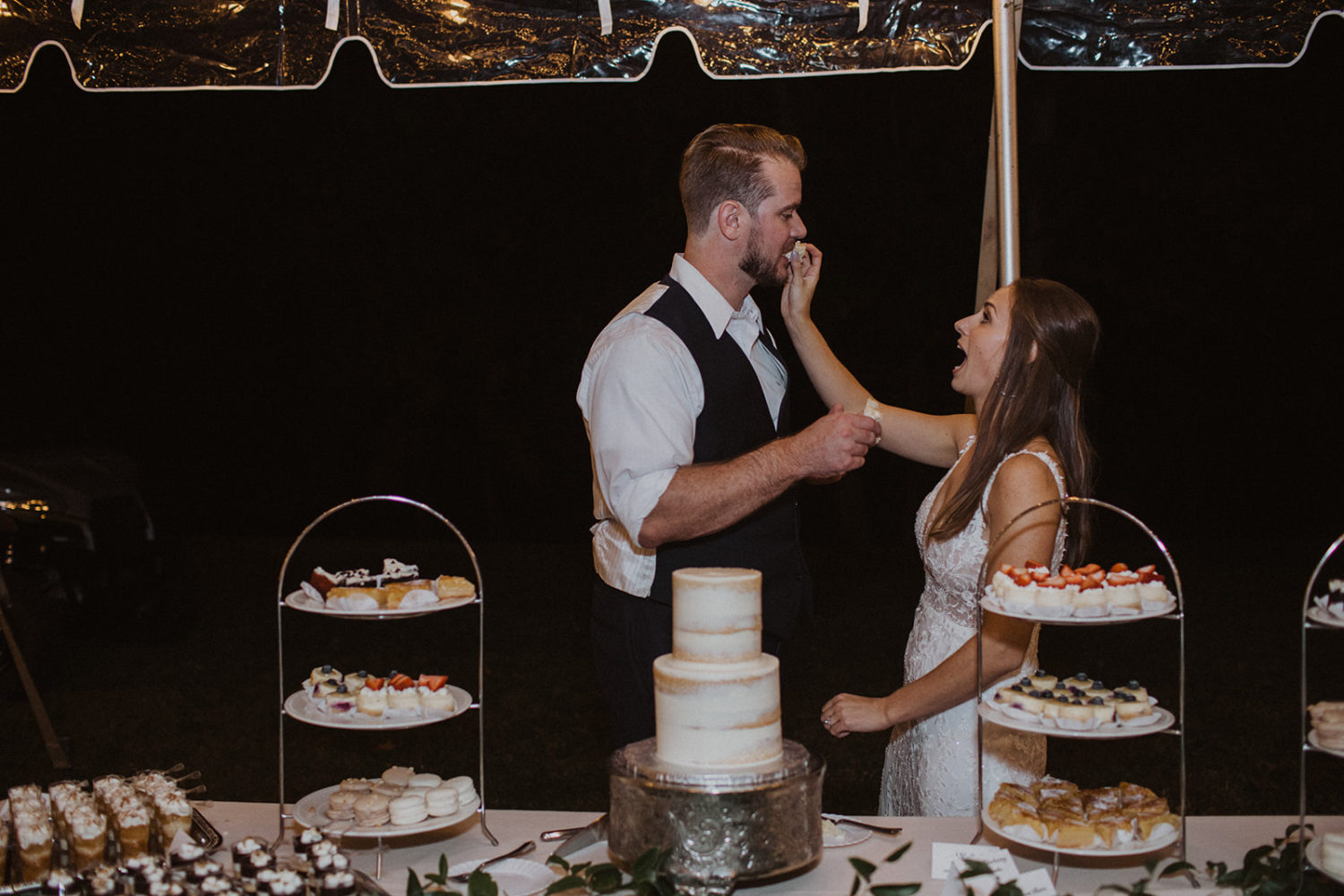 Couple cuts and eats the wedding cake