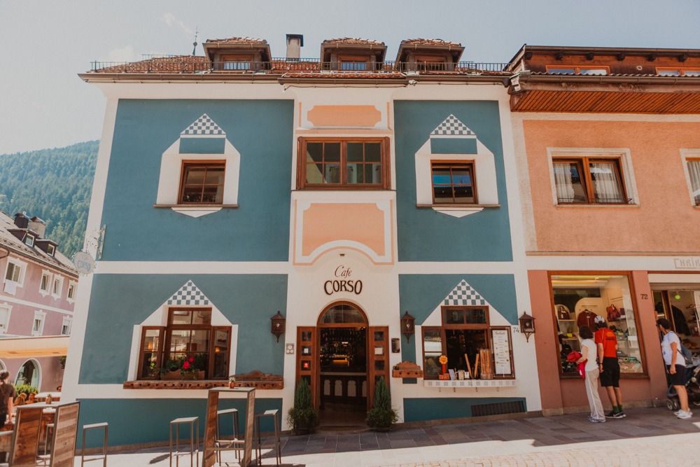 Colorful street building in Italy town captured by destination wedding photographer