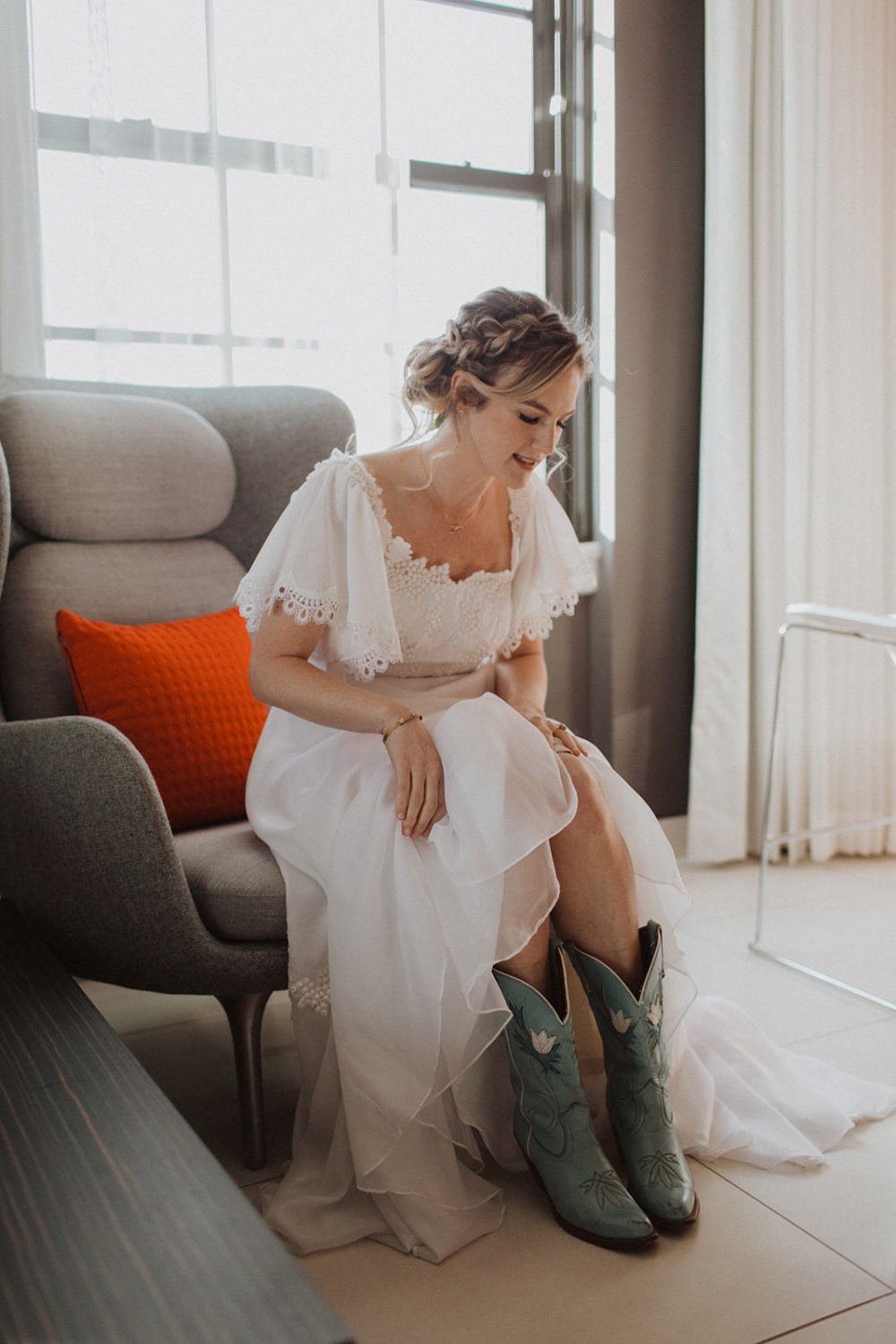 Bride puts on cowgirl boots at DC wedding