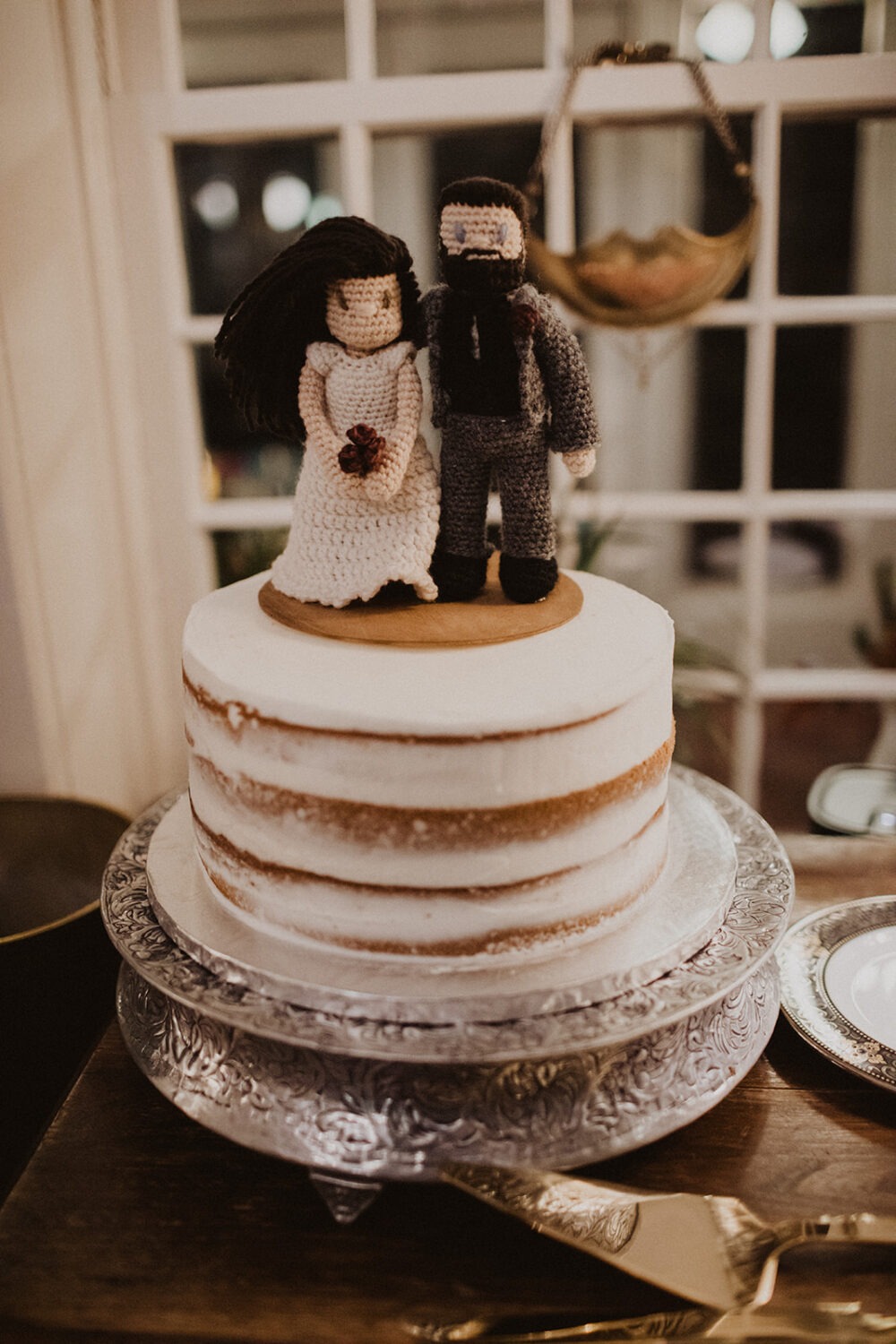 DIY wedding style with crocheted cake toppers 