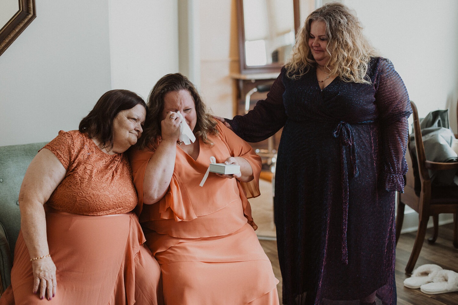 bridesmaids read notes during wedding getting ready