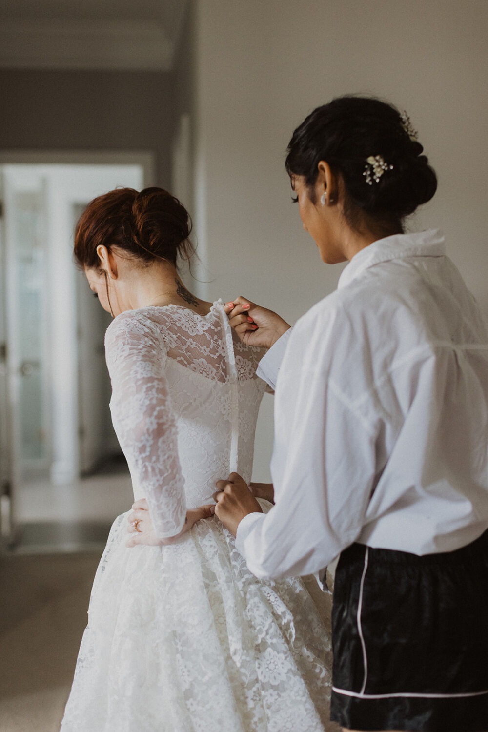 bride gets ready with daughter