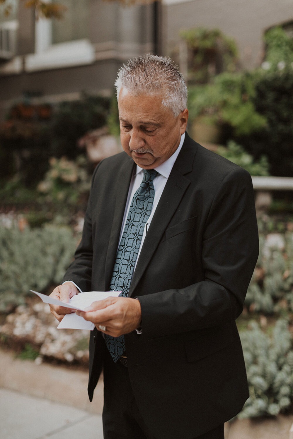 dad reads letter from bride during wedding first look 