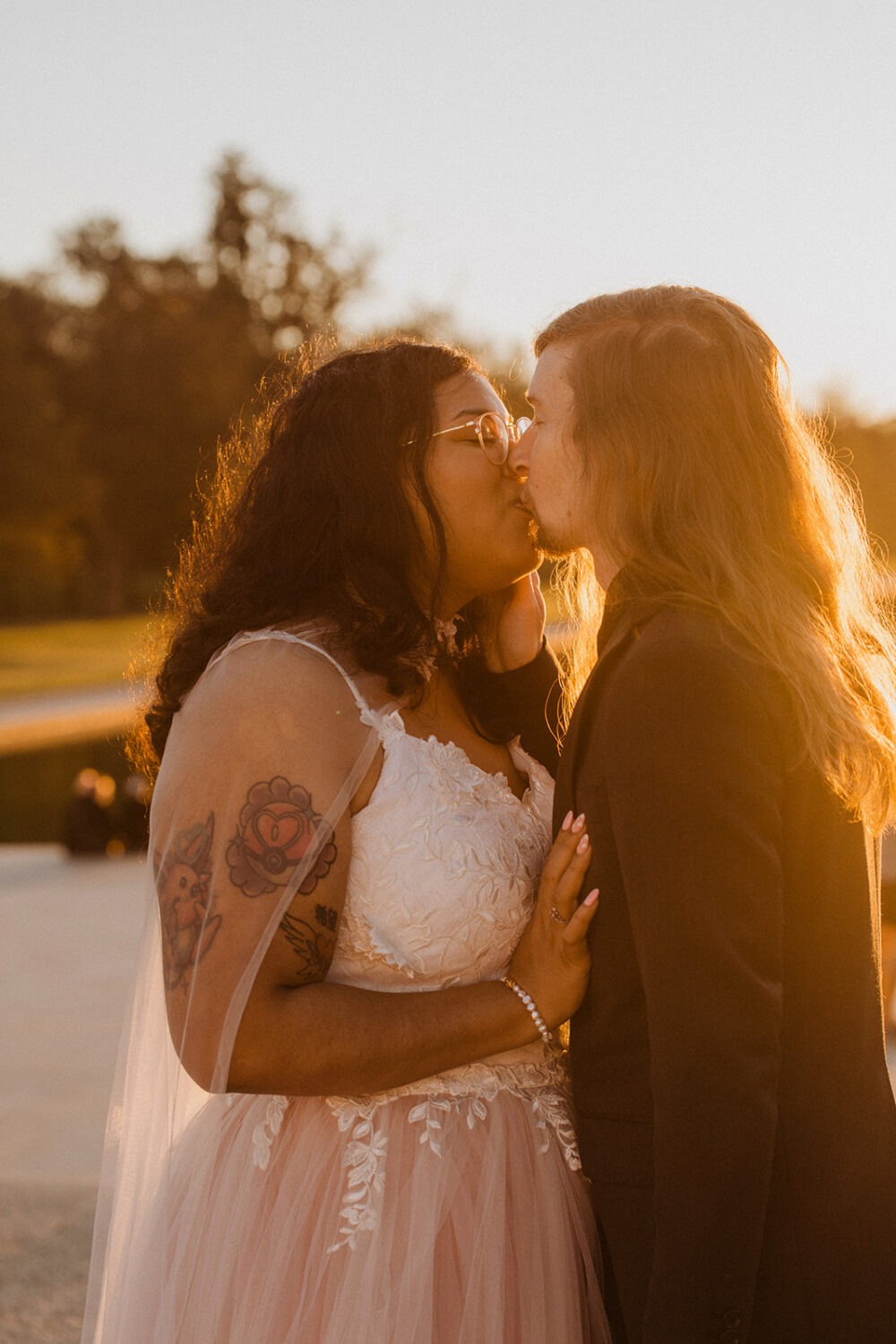 couple kisses at Lincoln Memorial sunrise 