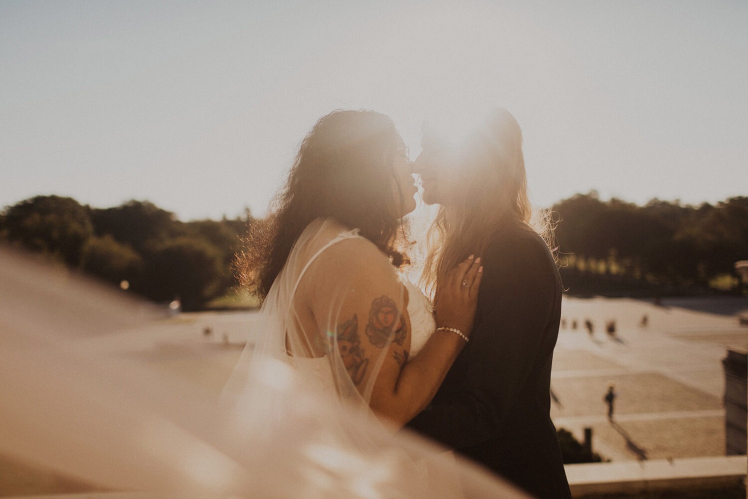 couple kisses at Lincoln Memorial sunrise 