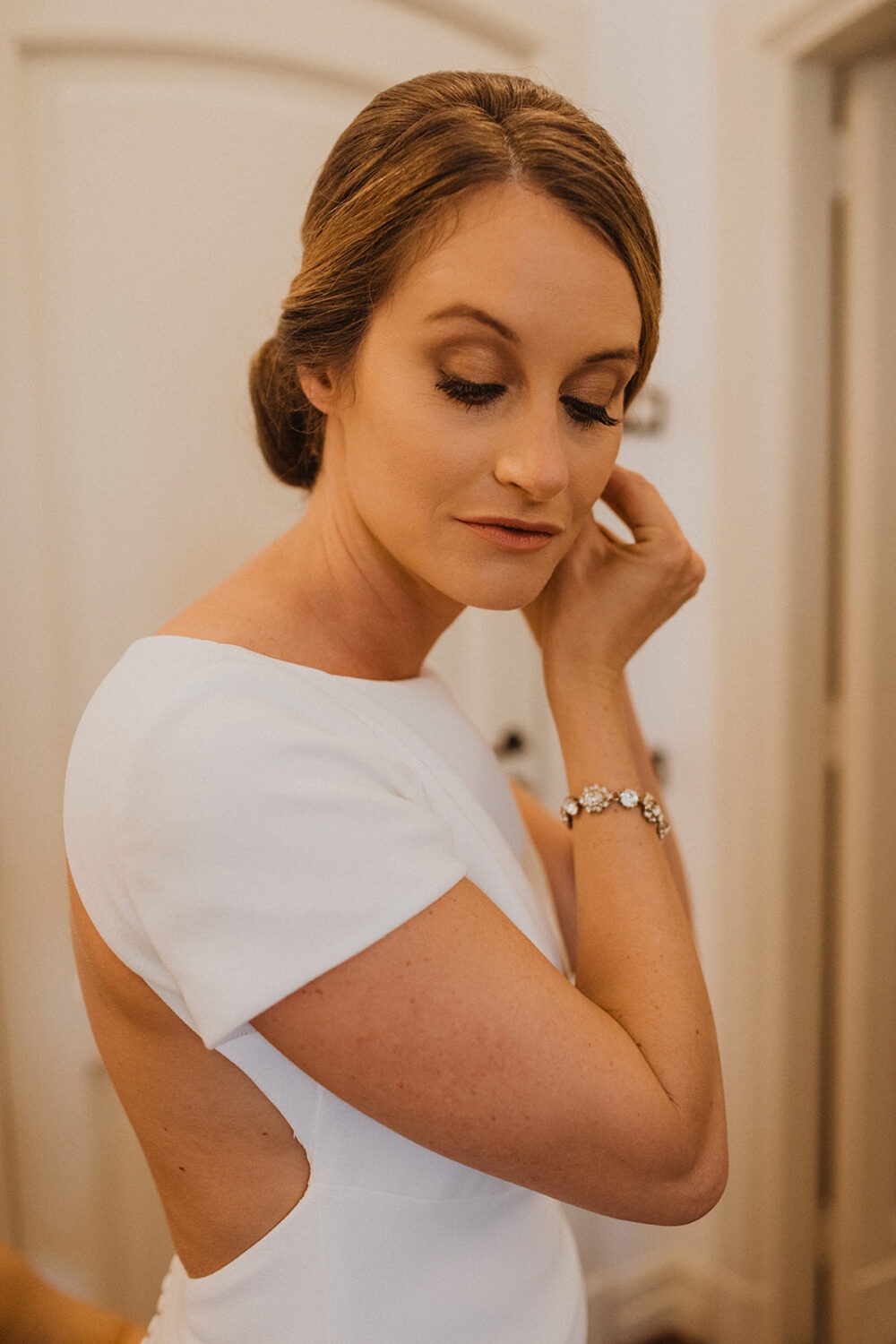 bride puts on wedding accessories 