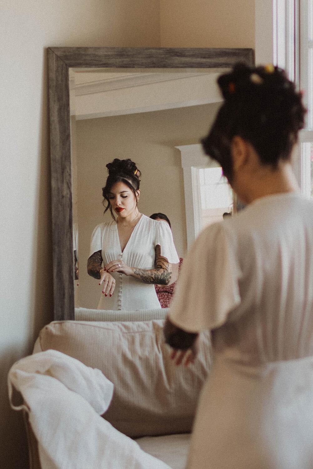 bride puts on wedding accessories 