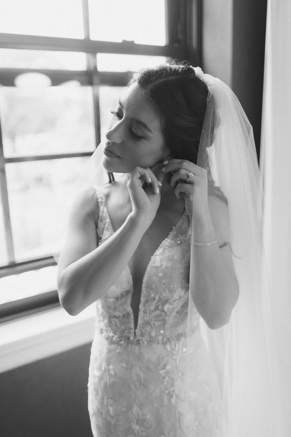 bride puts on wedding accessories on wedding day