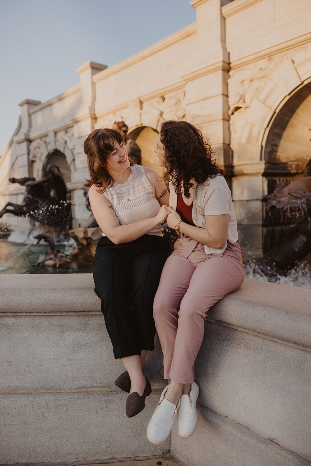couple pose on ledge in front of the Library of Congress