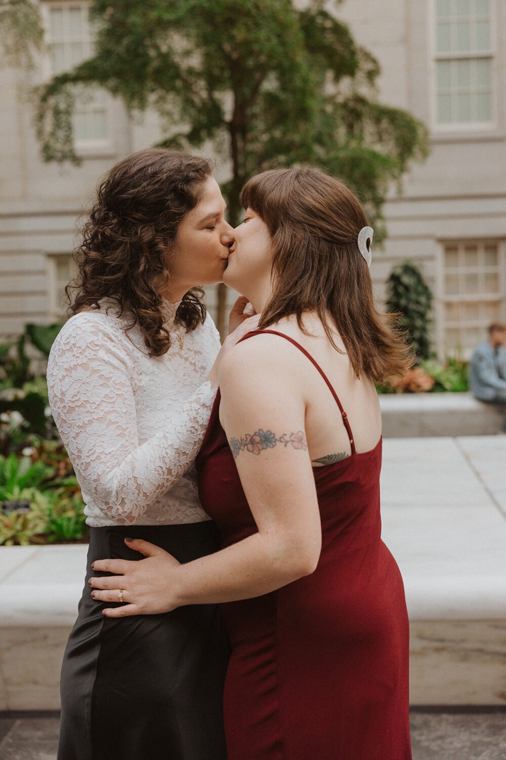 couple kiss in garden area at the National Portrait Gallery 