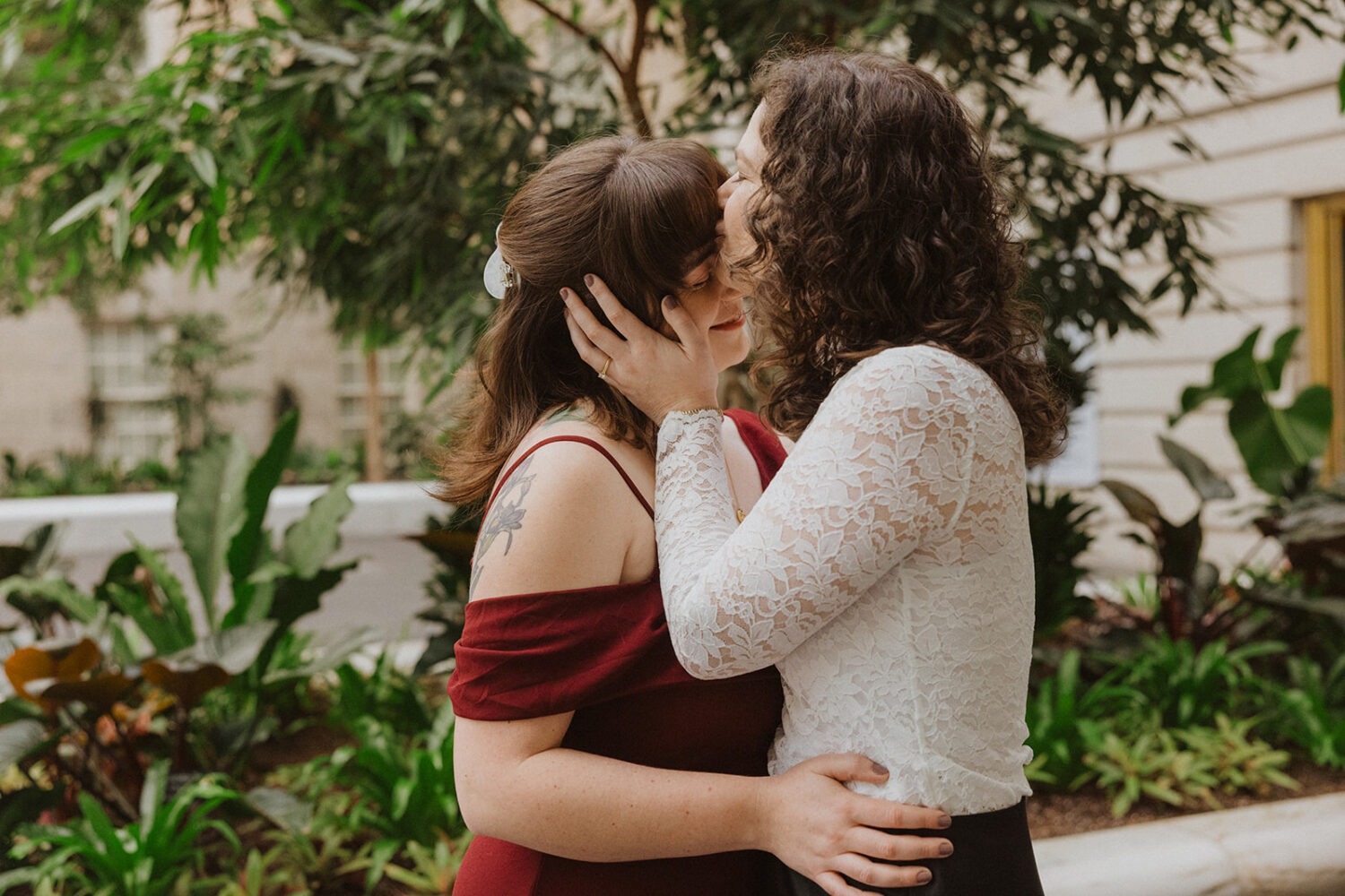 couple kiss in the garden area of the Portrait Gallery