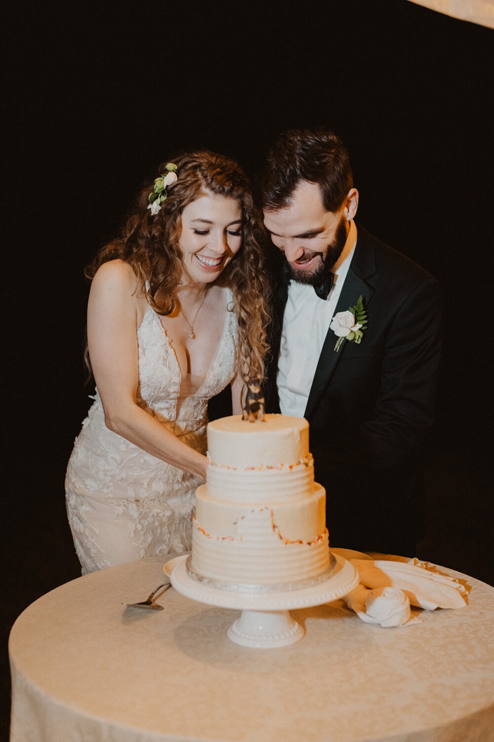 couple cut the cake
