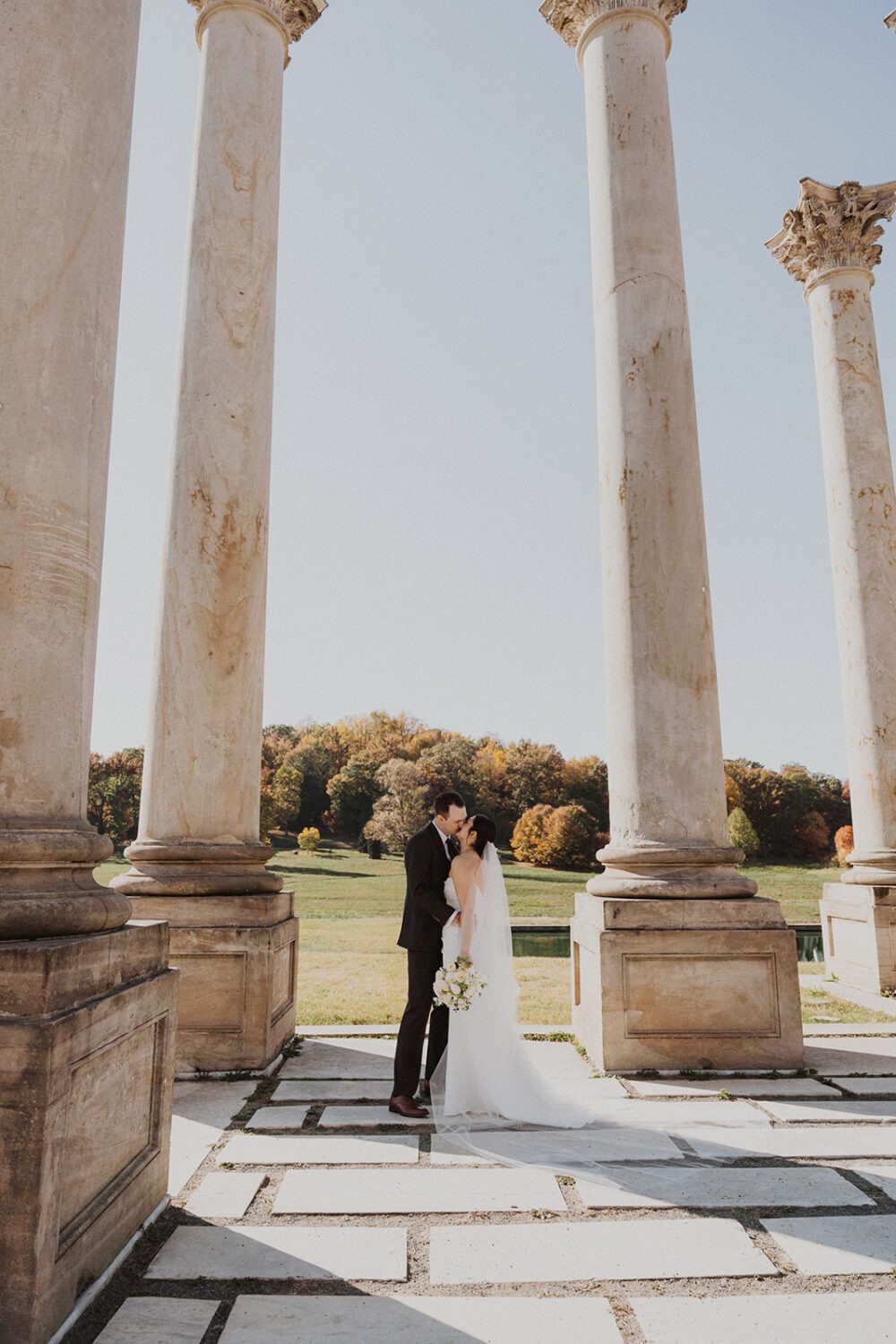 couple kiss in between National Capitol columns