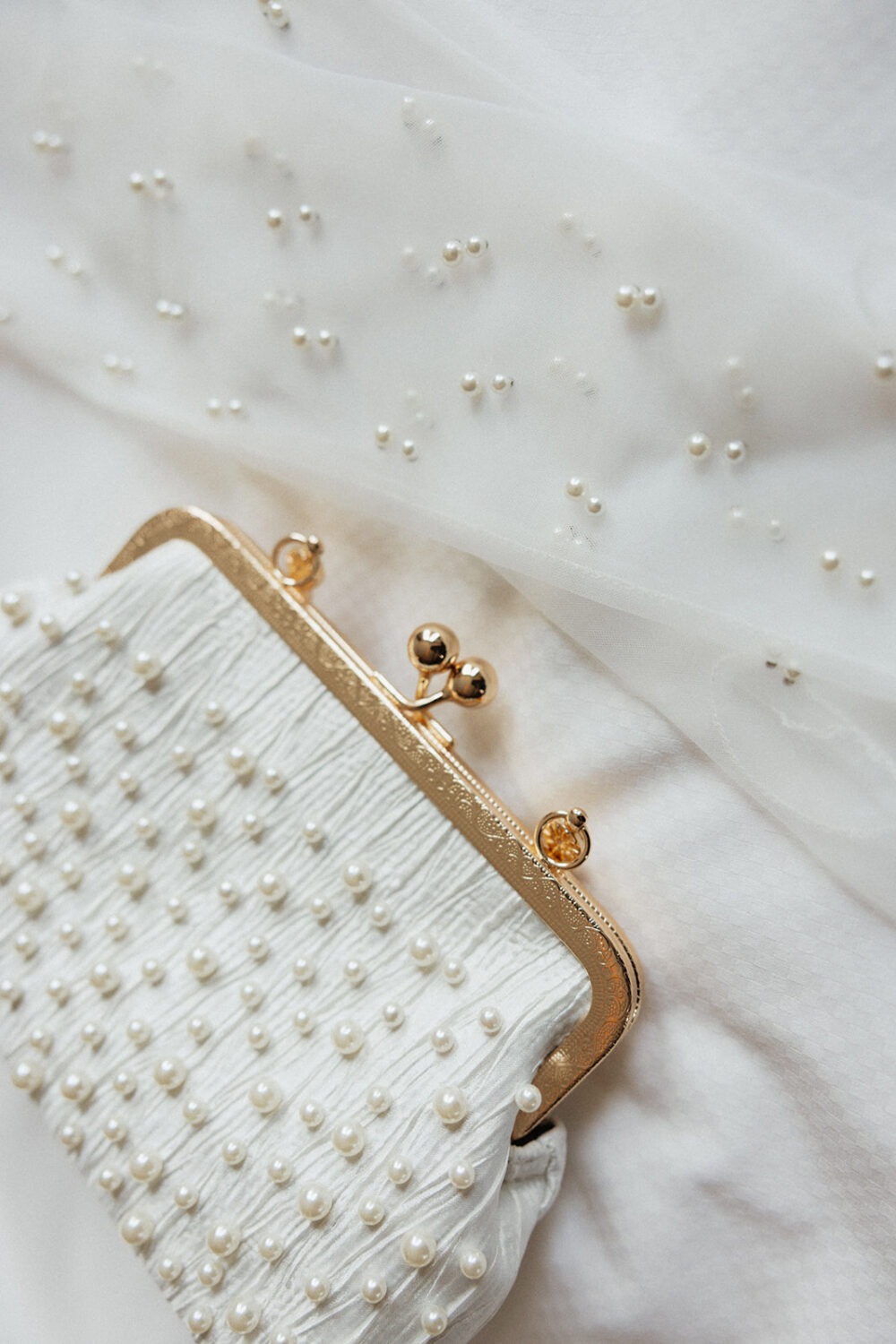 bridal handbag and matching veil with pearls on them