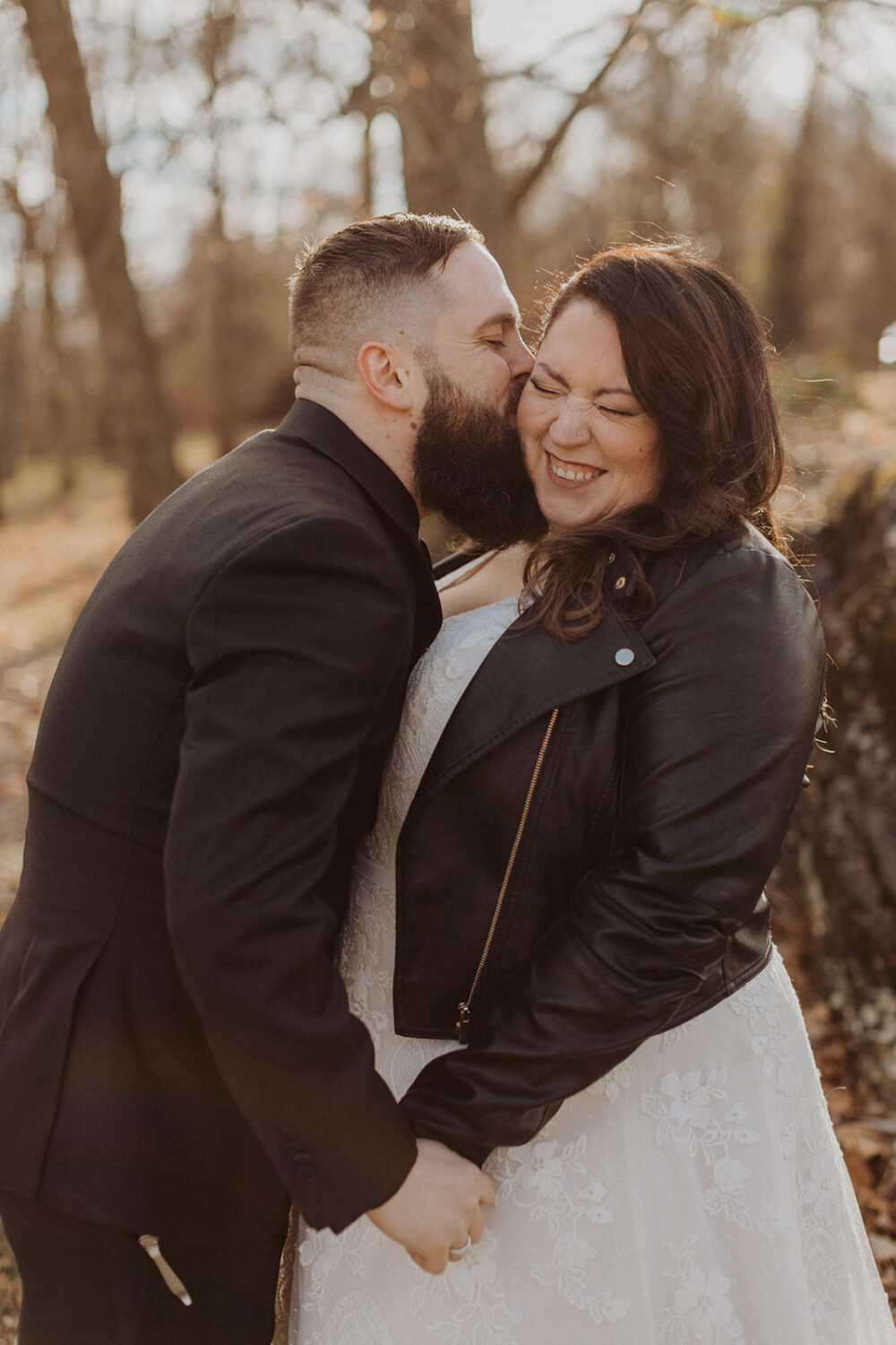 couple kiss outside of the venue in the cold