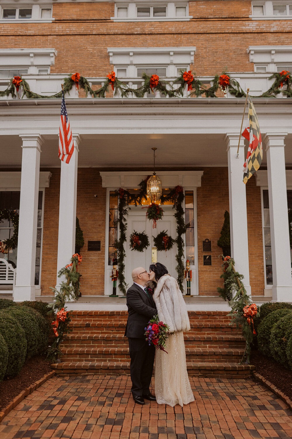 couple kiss in front of Antrim 1944 venue