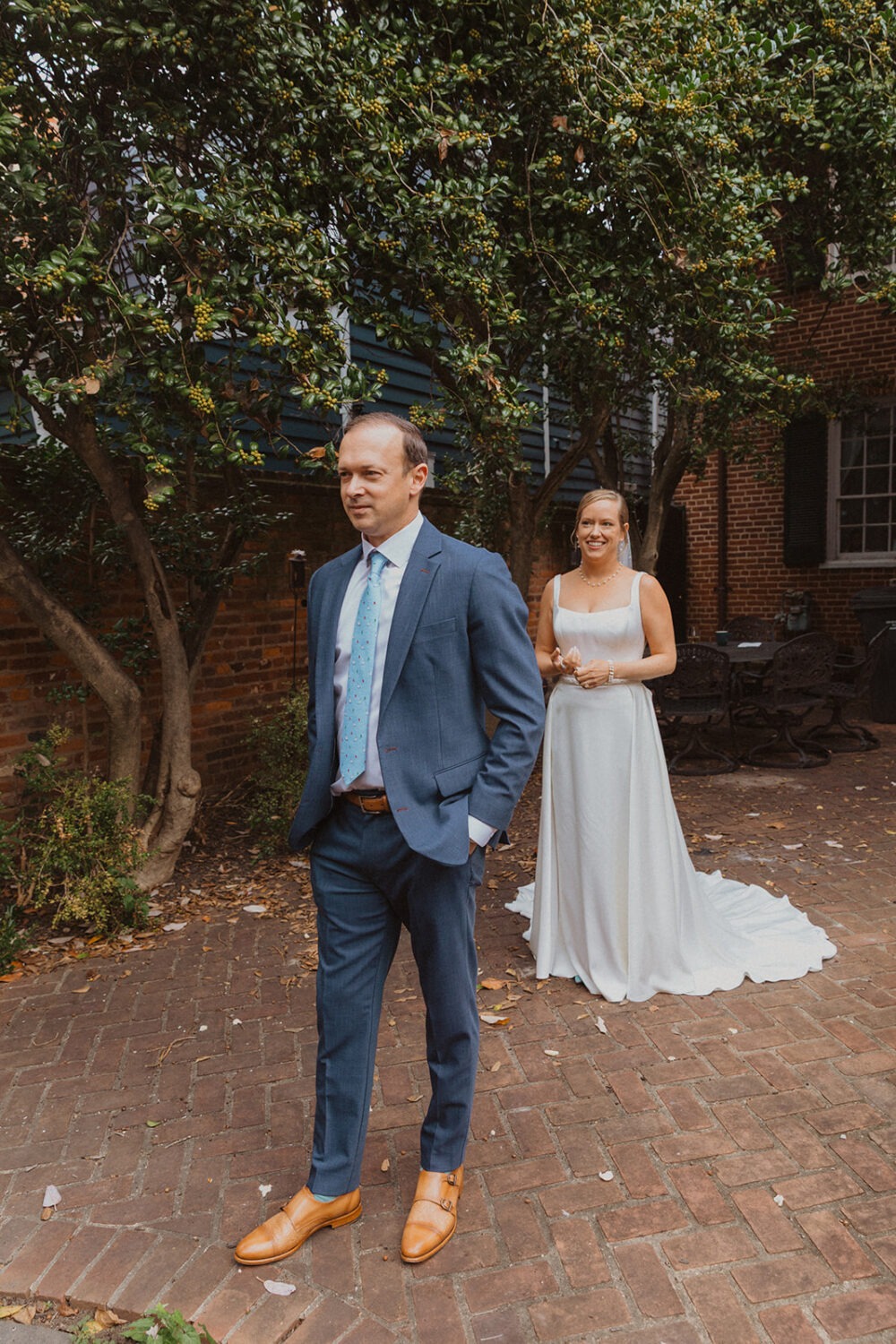 couple's first look in outdoor courtyard