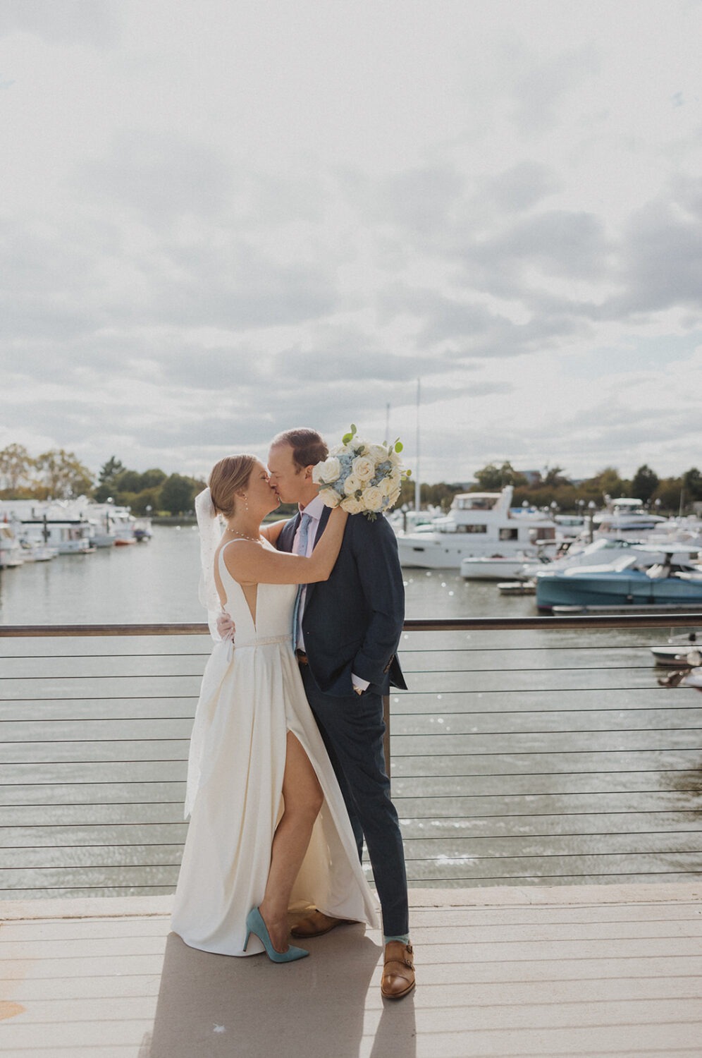 coupe kiss on boating dock in Washington, DC