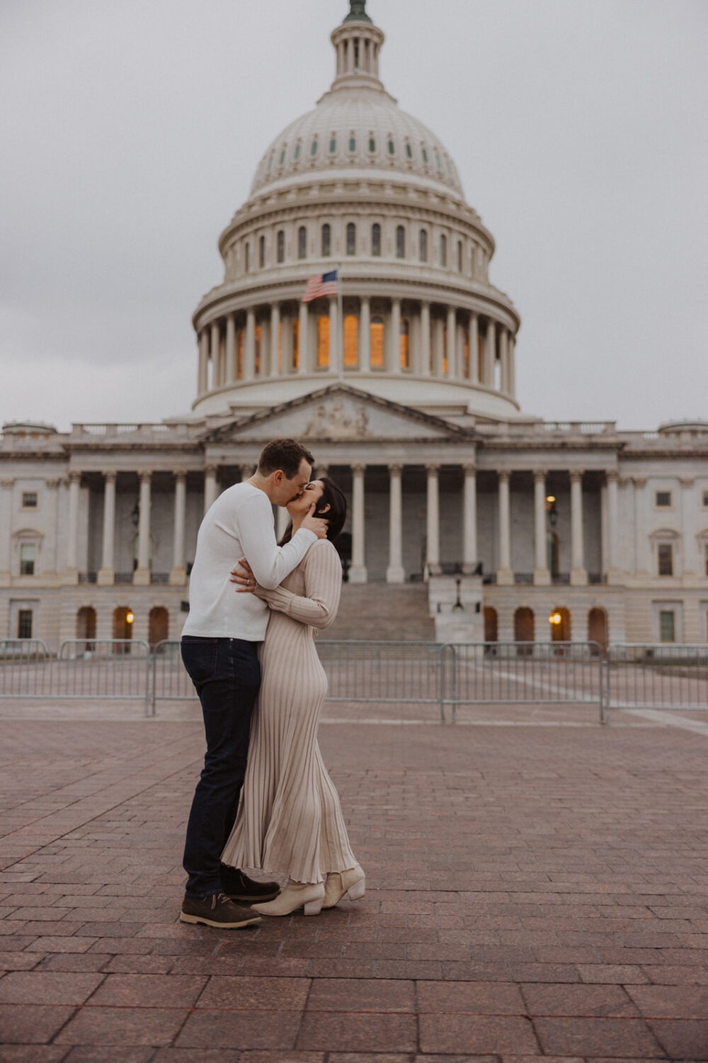 couple kiss in front of Capitol Hill DC building