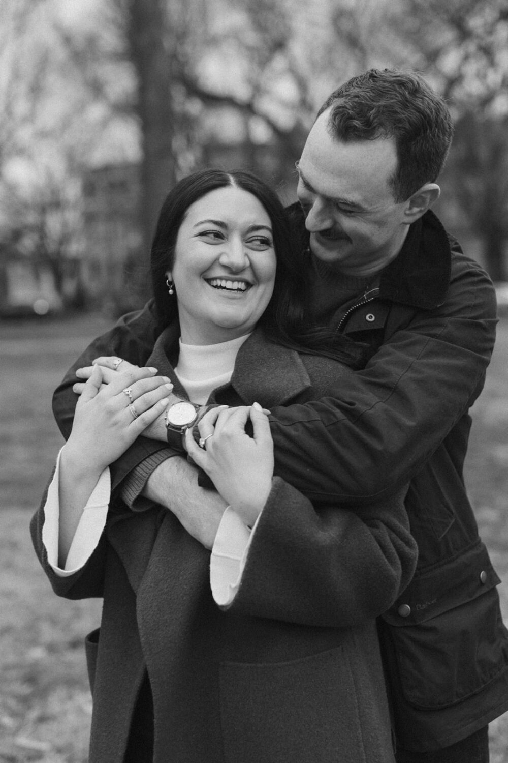 couple embrace in Lincoln Park