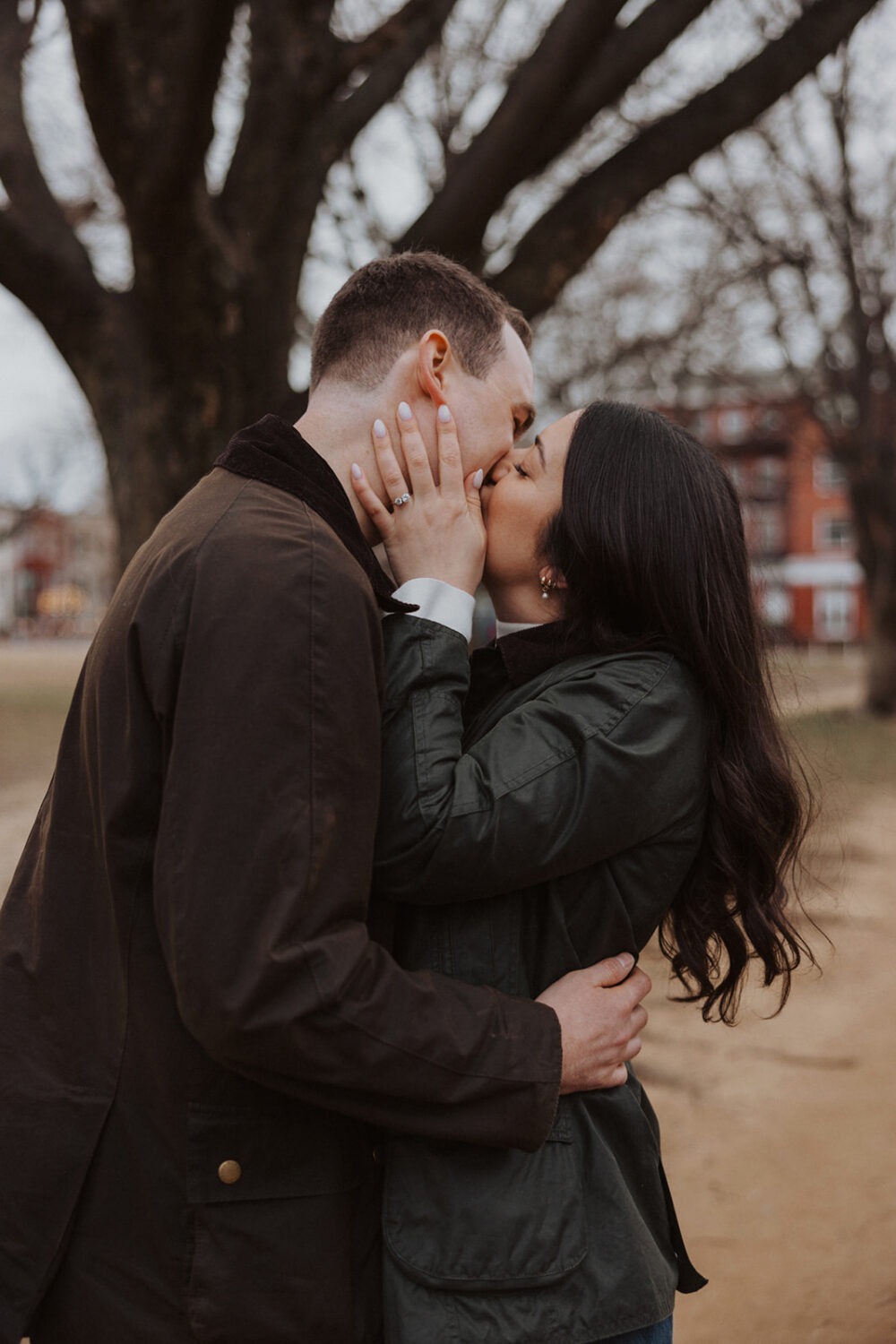 couple kiss in Lincoln park