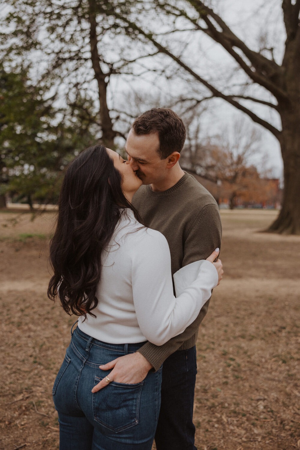 couple kiss in Lincoln Park 