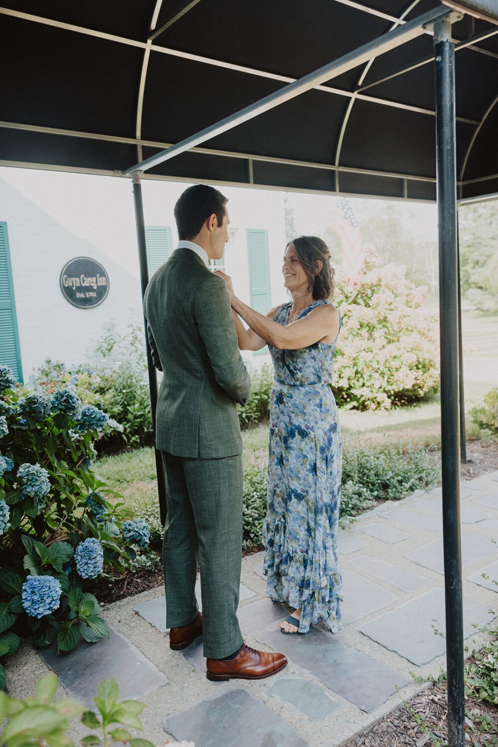 groom and his mother first look
