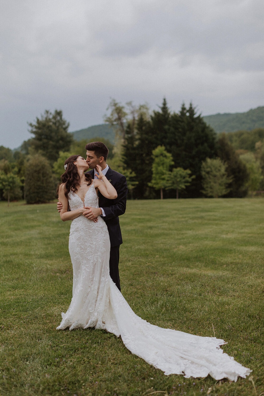 couple kiss in the open green field